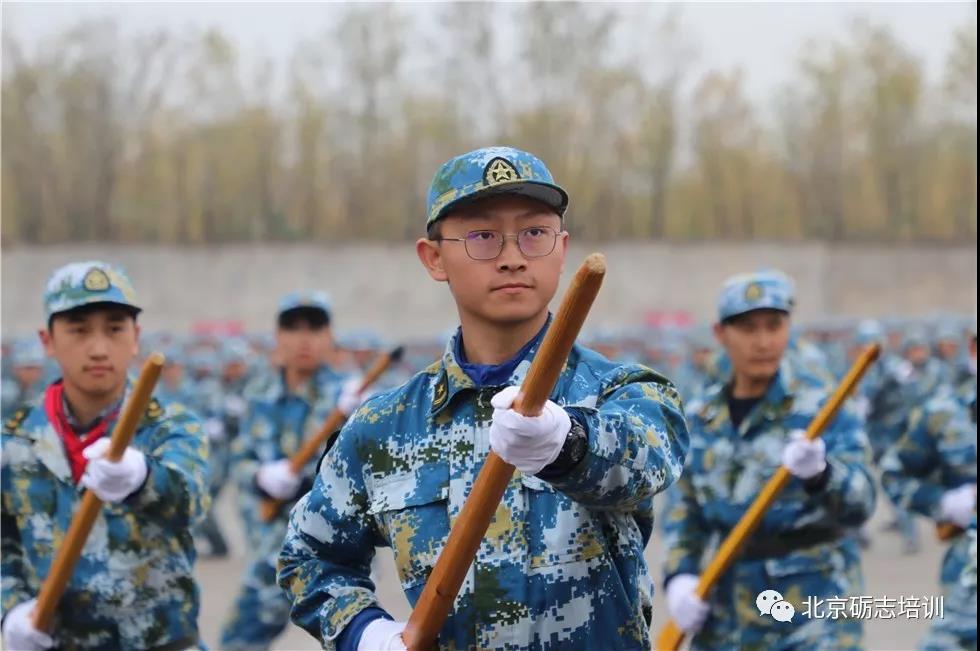 级学生军训结业典礼在北京砺志国防教育培训学校西校区训练场隆重举行